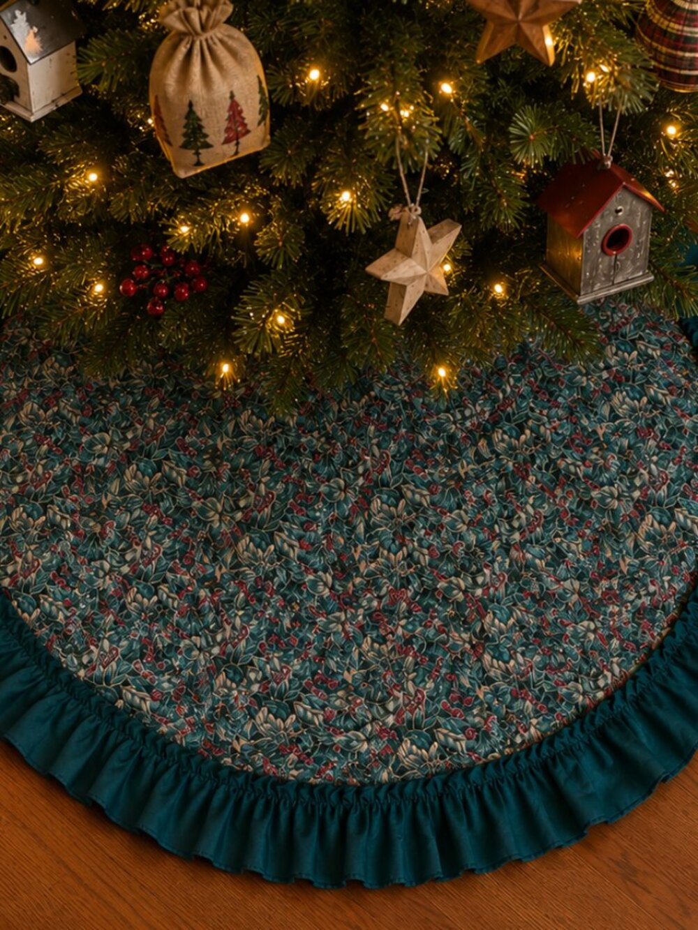 Vintage 33” Quilted Holly & Berry Christmas Tree Skirt – Teal Ruffle Country Déc